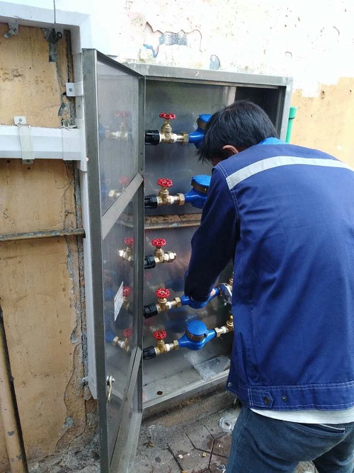新建村杉木塘两生活区一户一表水表改造正式挂表